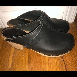 Lotta black leather wooden clog